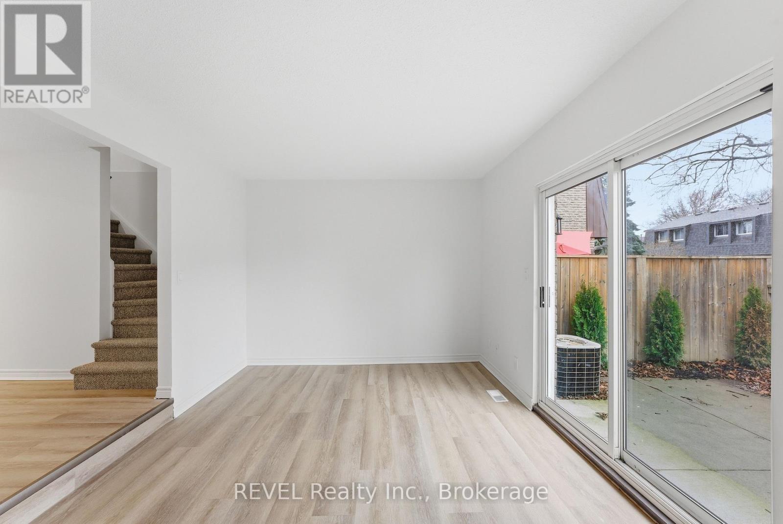 #15 151 LINWELL ROAD - 15