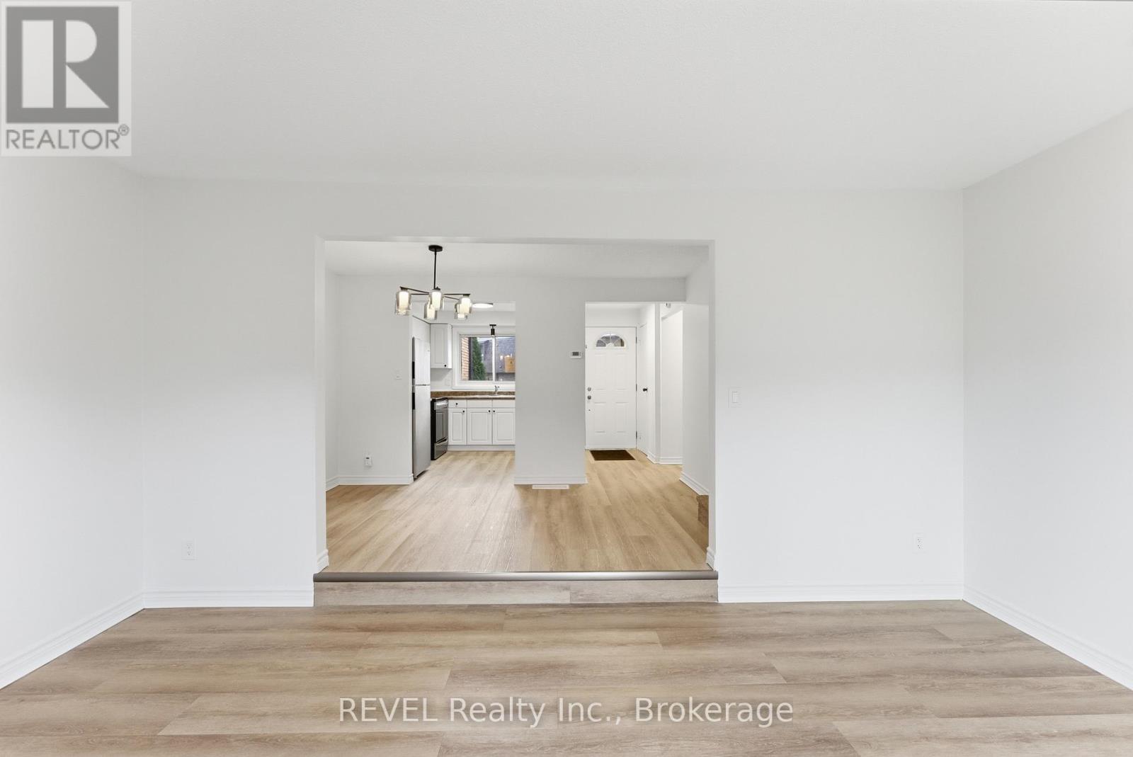 #15 151 LINWELL ROAD - 17