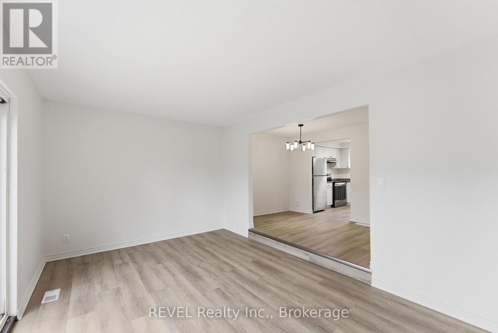 #15 151 LINWELL ROAD - 18