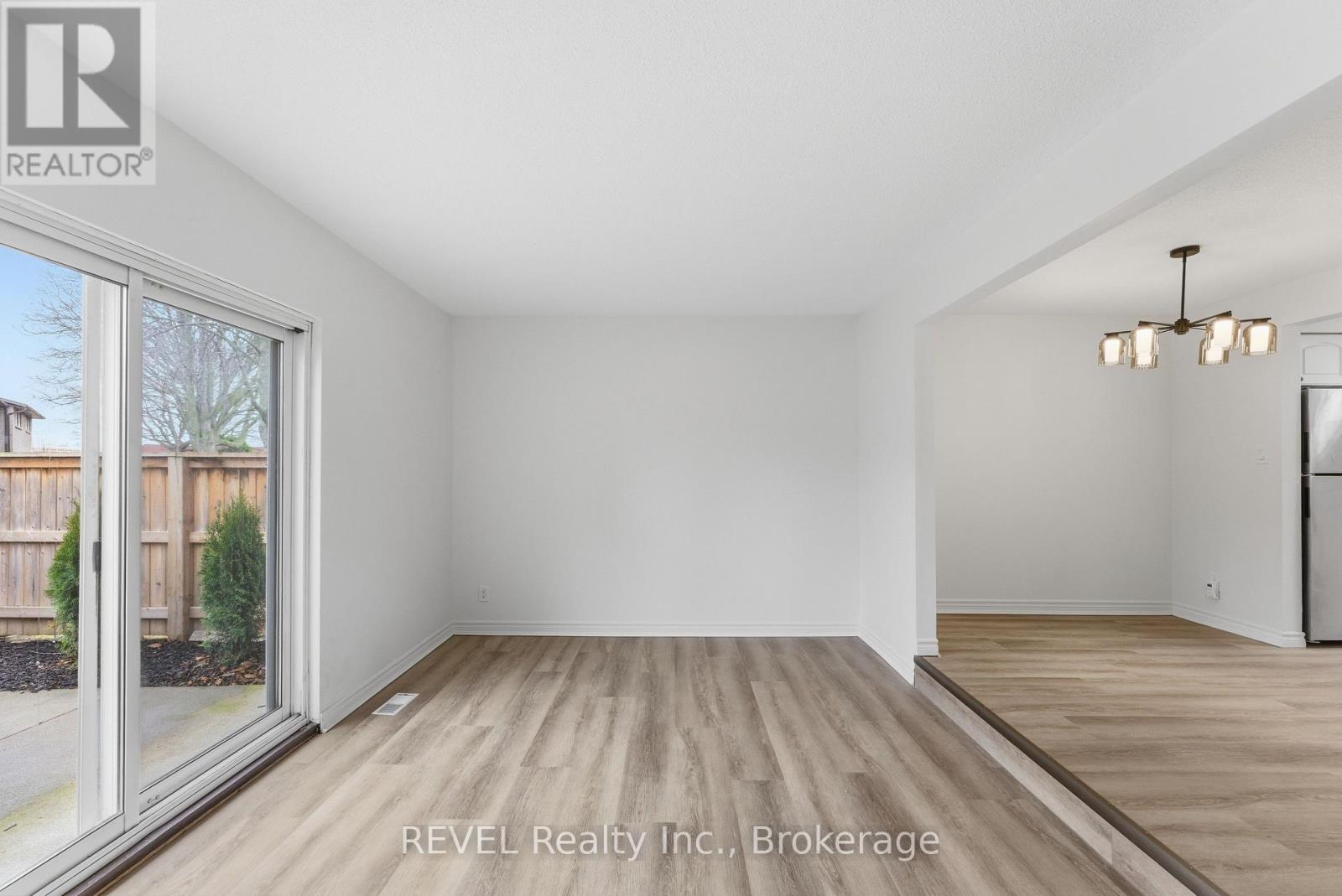 #15 151 LINWELL ROAD - 19