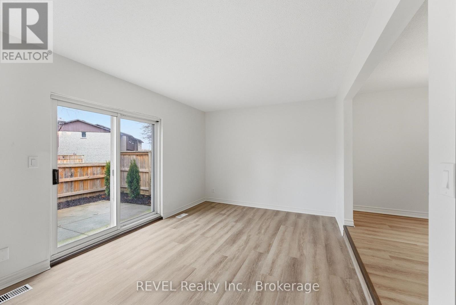 #15 151 LINWELL ROAD - 20