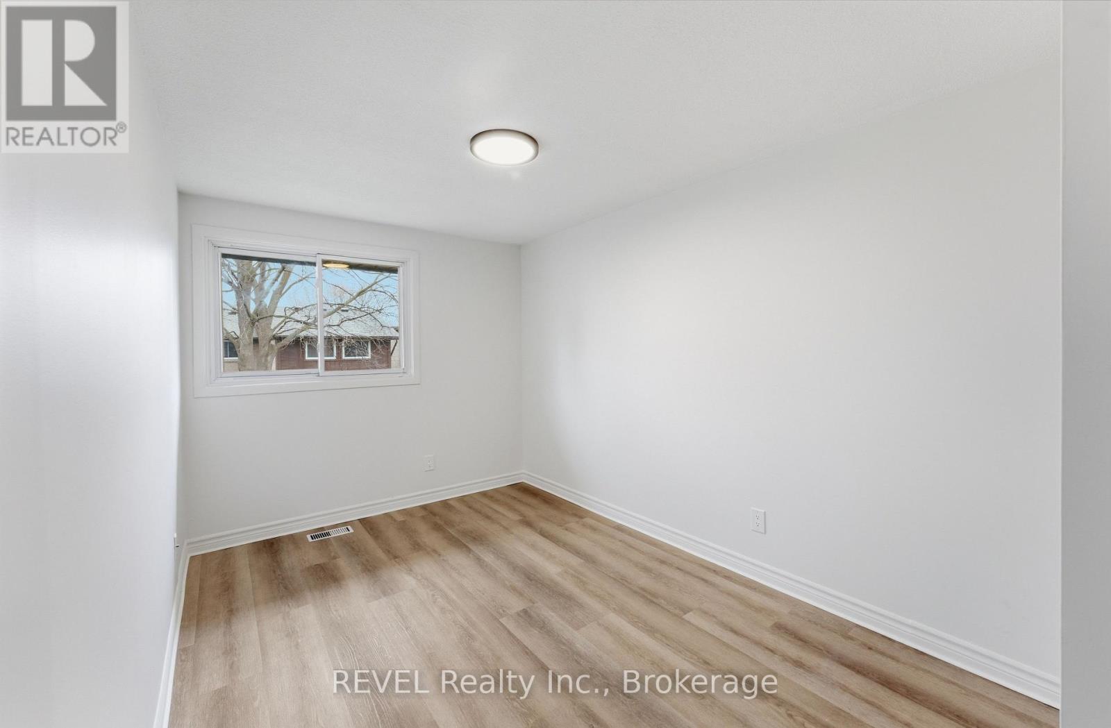 #15 151 LINWELL ROAD - 27