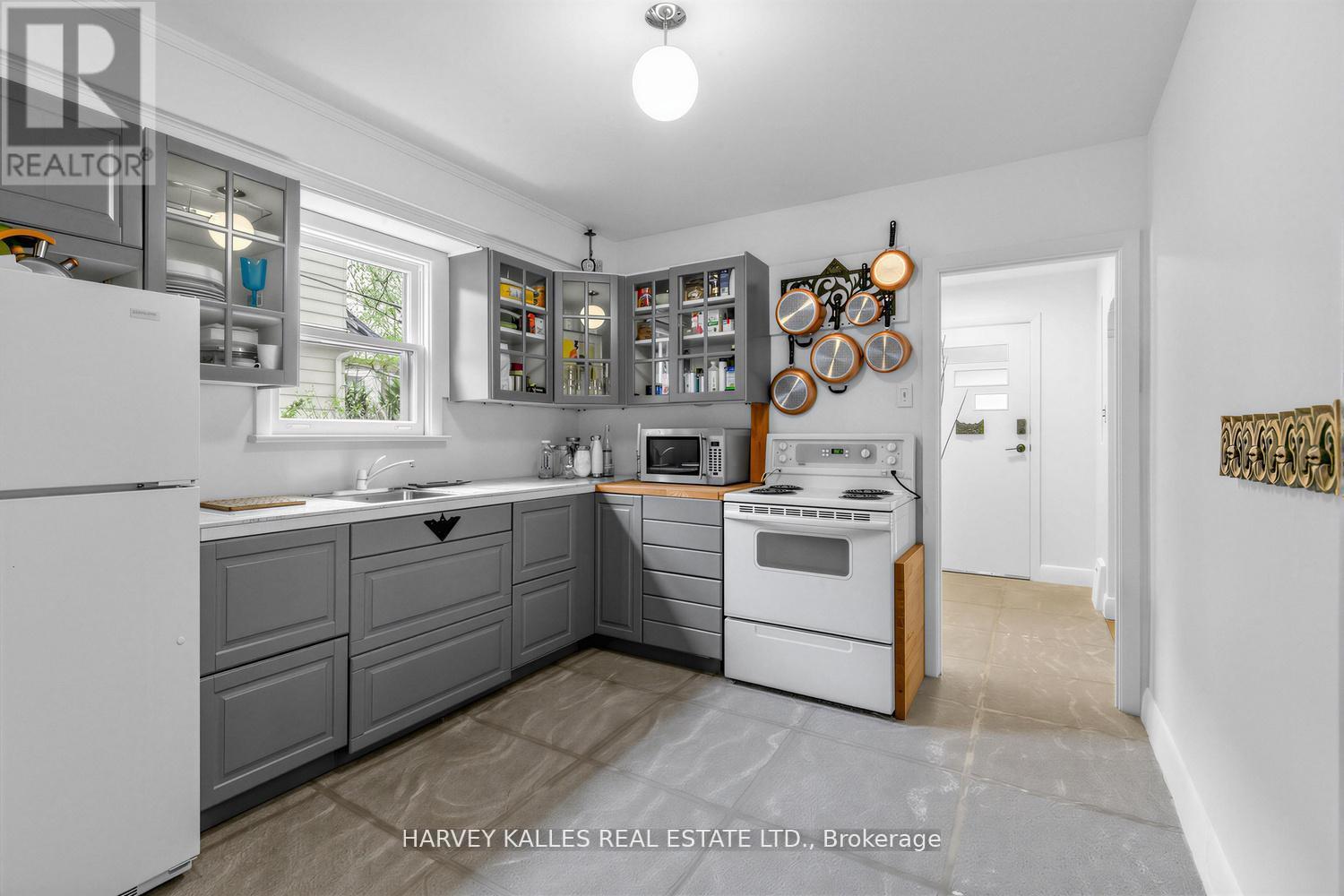 246 BURNETT AVENUE - 10
