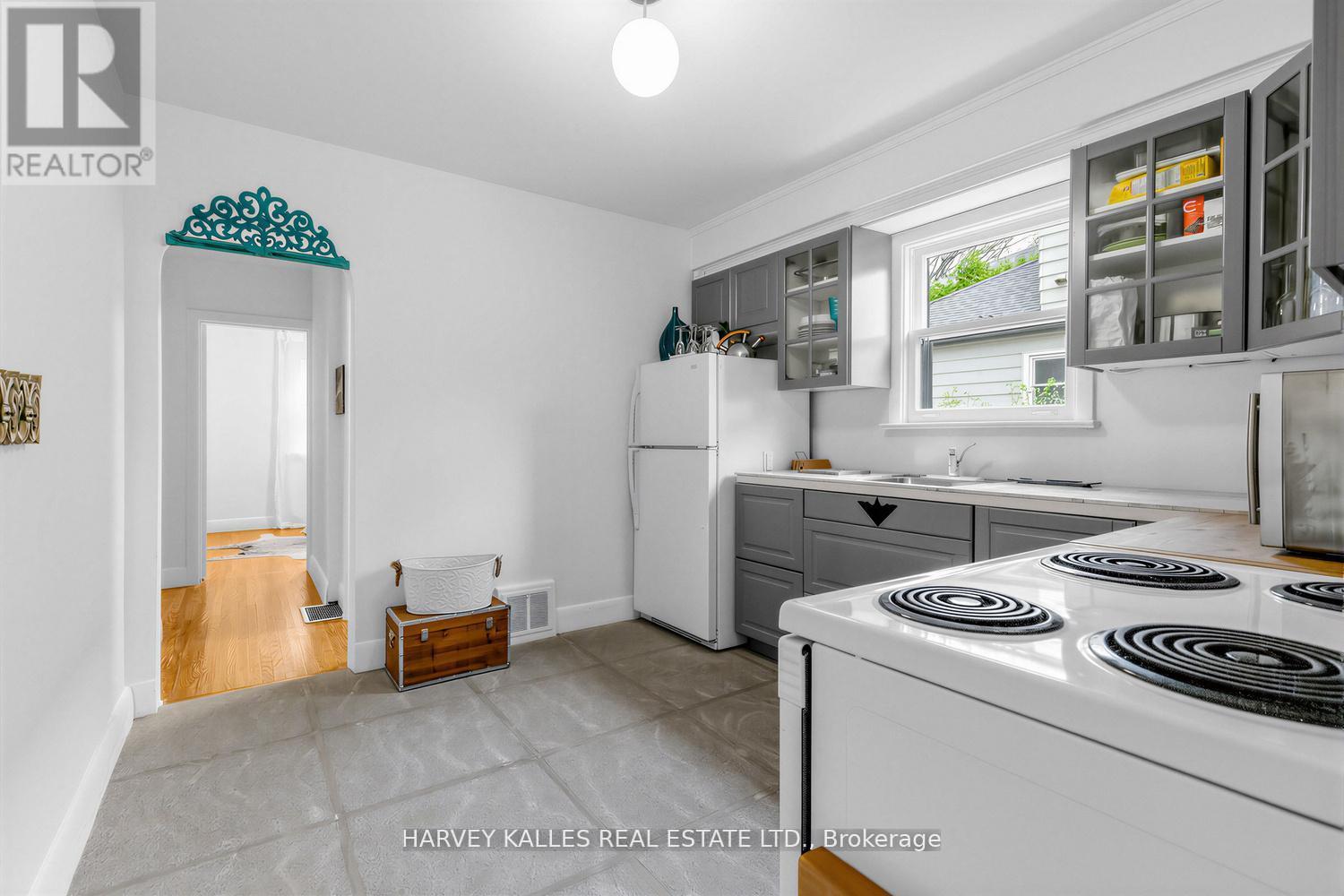 246 BURNETT AVENUE - 12