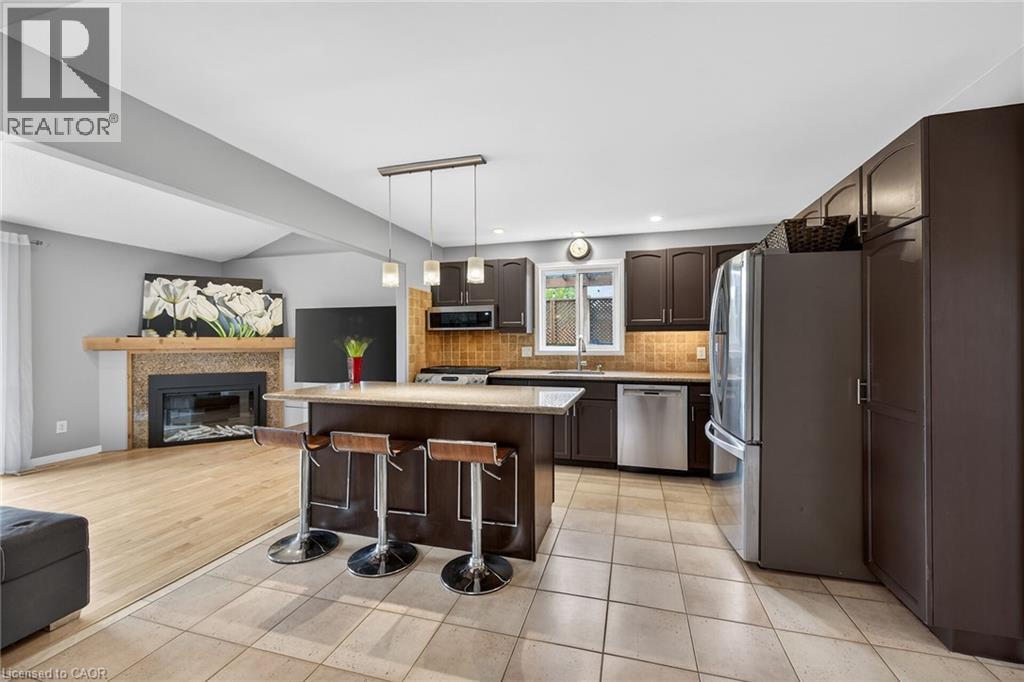 35 COVE Crescent, Stoney Creek, Ontario, L8E5A3 — Photo 4