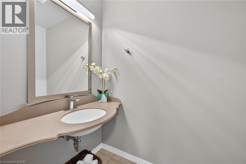 35 COVE Crescent, Stoney Creek, Ontario, L8E5A3 — Photo 11