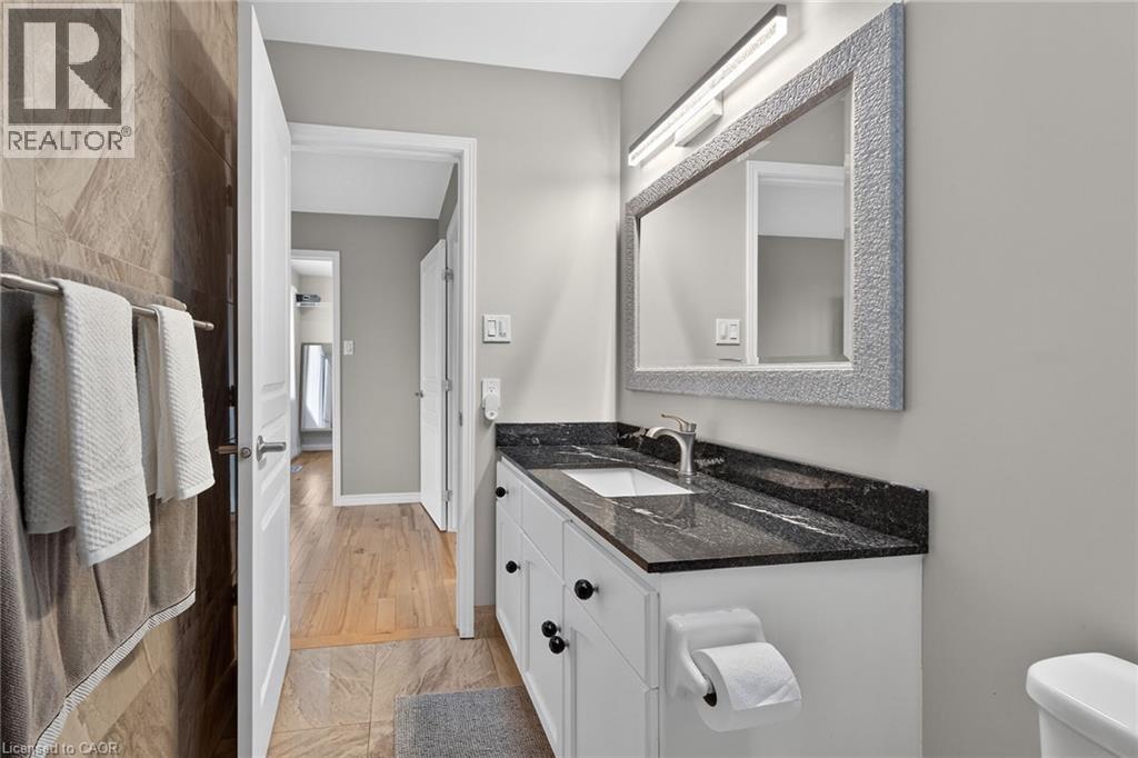 35 COVE Crescent, Stoney Creek, Ontario, L8E5A3 — Photo 5