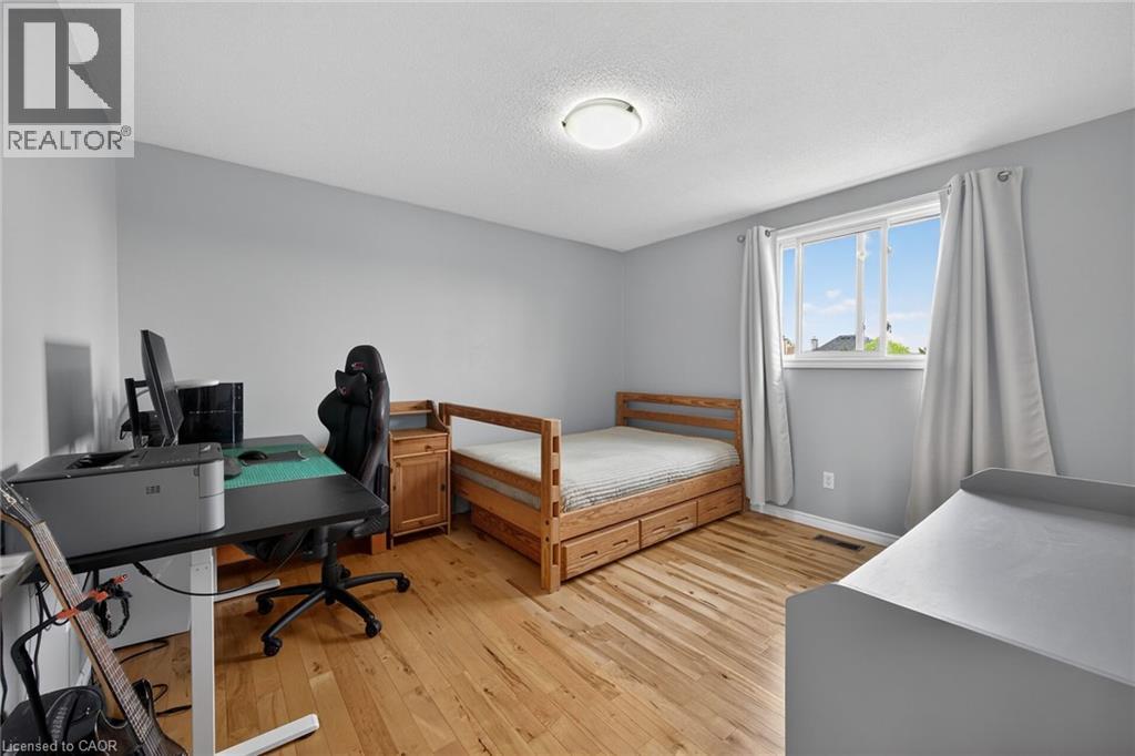 35 COVE Crescent, Stoney Creek, Ontario, L8E5A3 — Photo 6