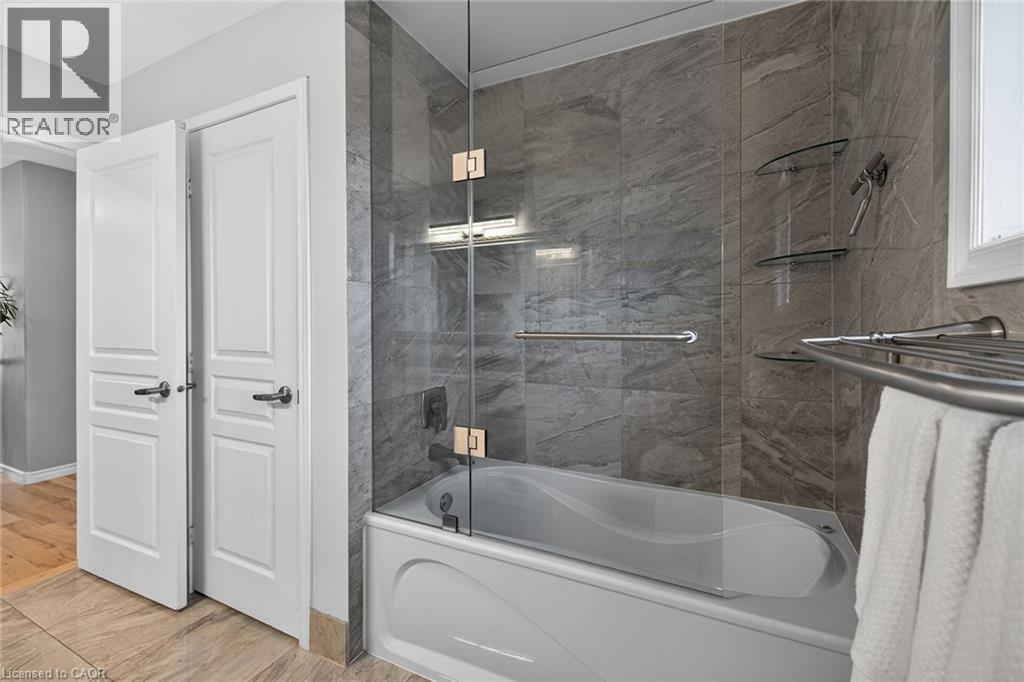 35 COVE Crescent, Stoney Creek, Ontario, L8E5A3 — Photo 7
