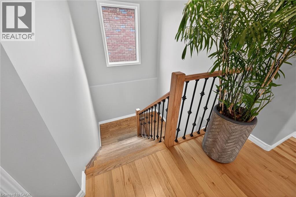 35 COVE Crescent, Stoney Creek, Ontario, L8E5A3 — Photo 8