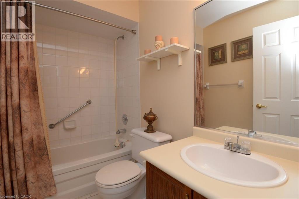 210 FIDDLERS GREEN Road Unit# 1, Ancaster, Ontario, L9G1W6 — Photo 9