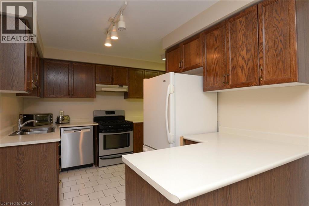 210 FIDDLERS GREEN Road Unit# 1, Ancaster, Ontario, L9G1W6 — Photo 6