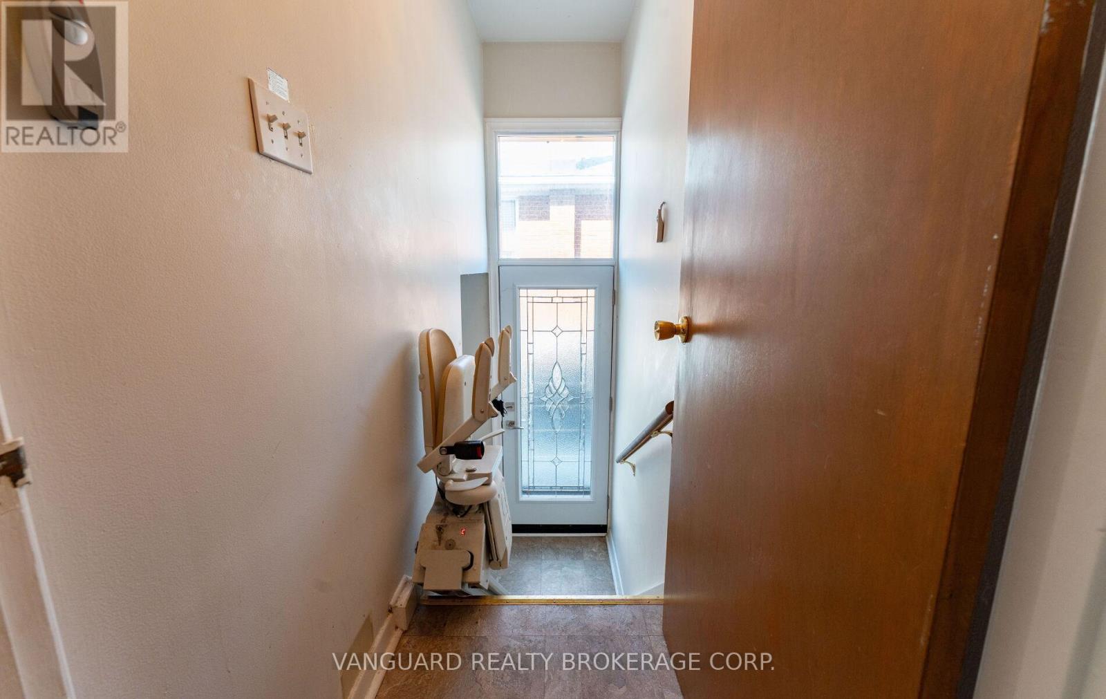 182 DIXON ROAD - 25