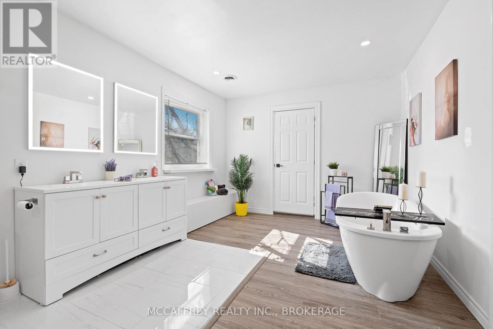 137 THOMAS STREET W - 21