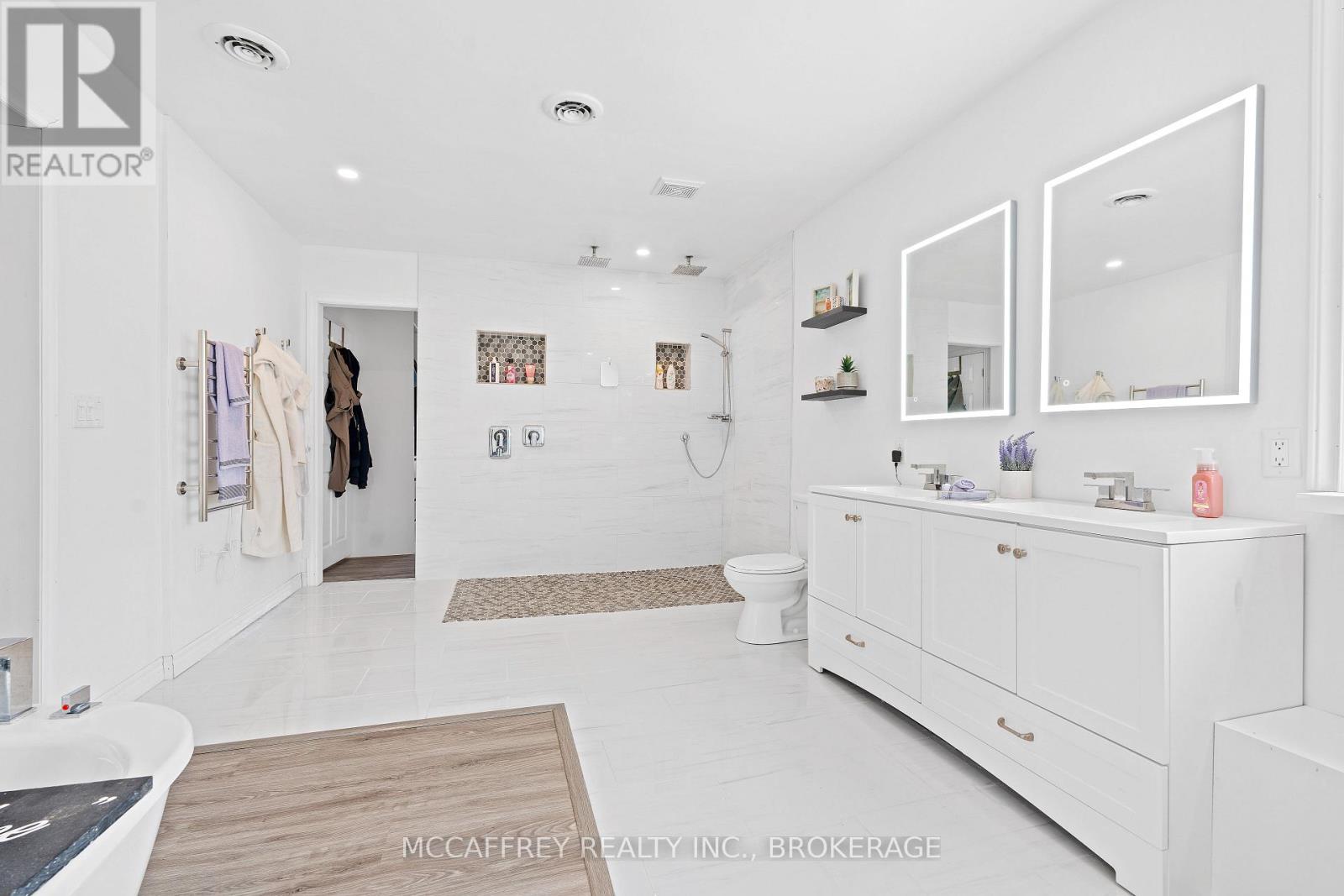 137 THOMAS STREET W - 22