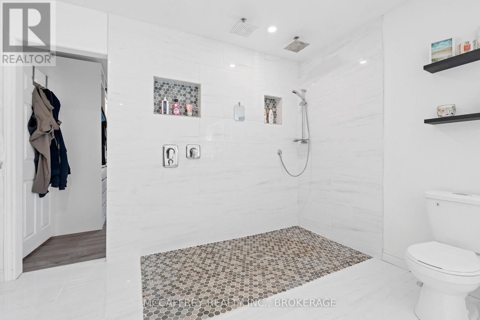 137 THOMAS STREET W - 23