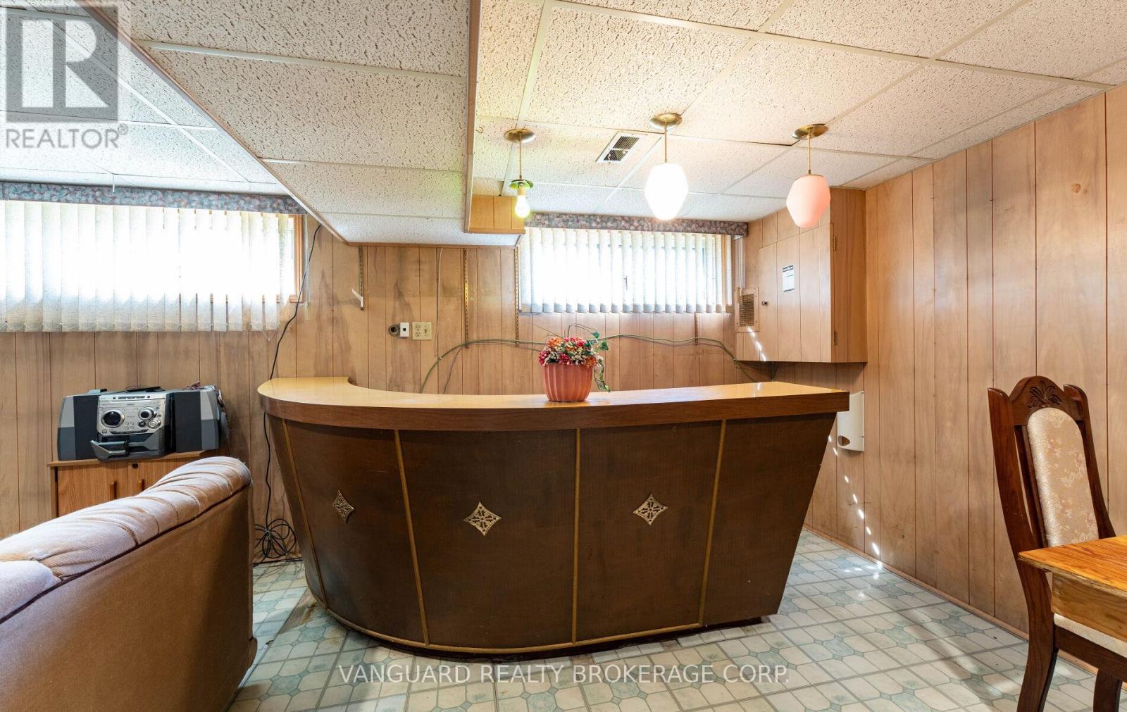 182 DIXON ROAD - 33
