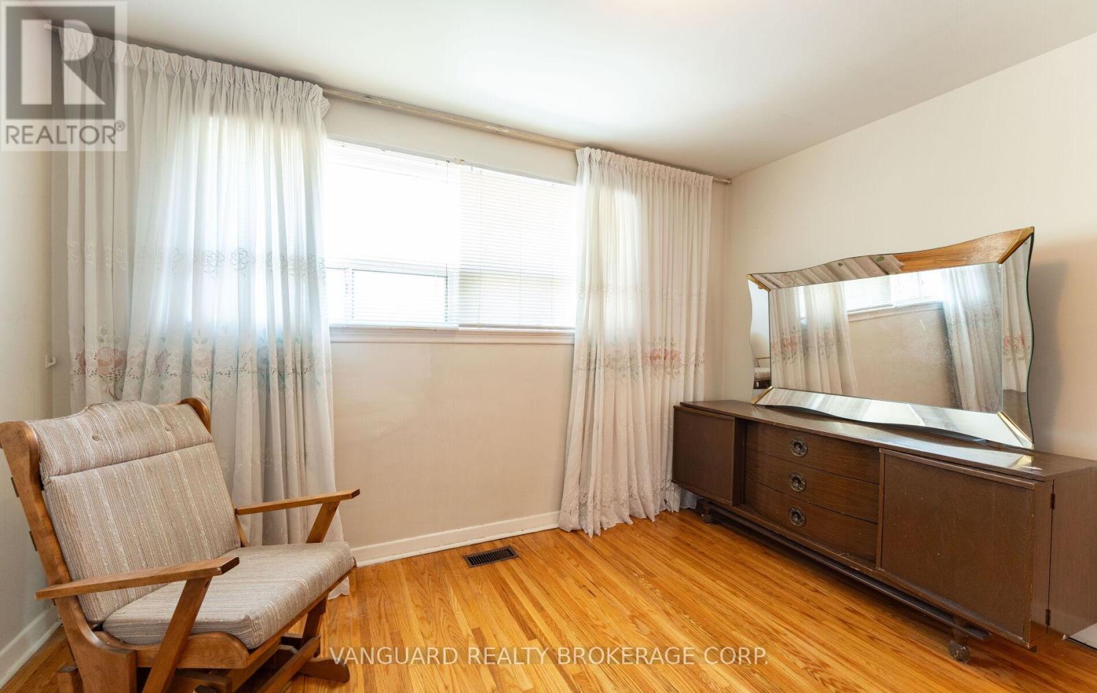 182 DIXON ROAD - 23