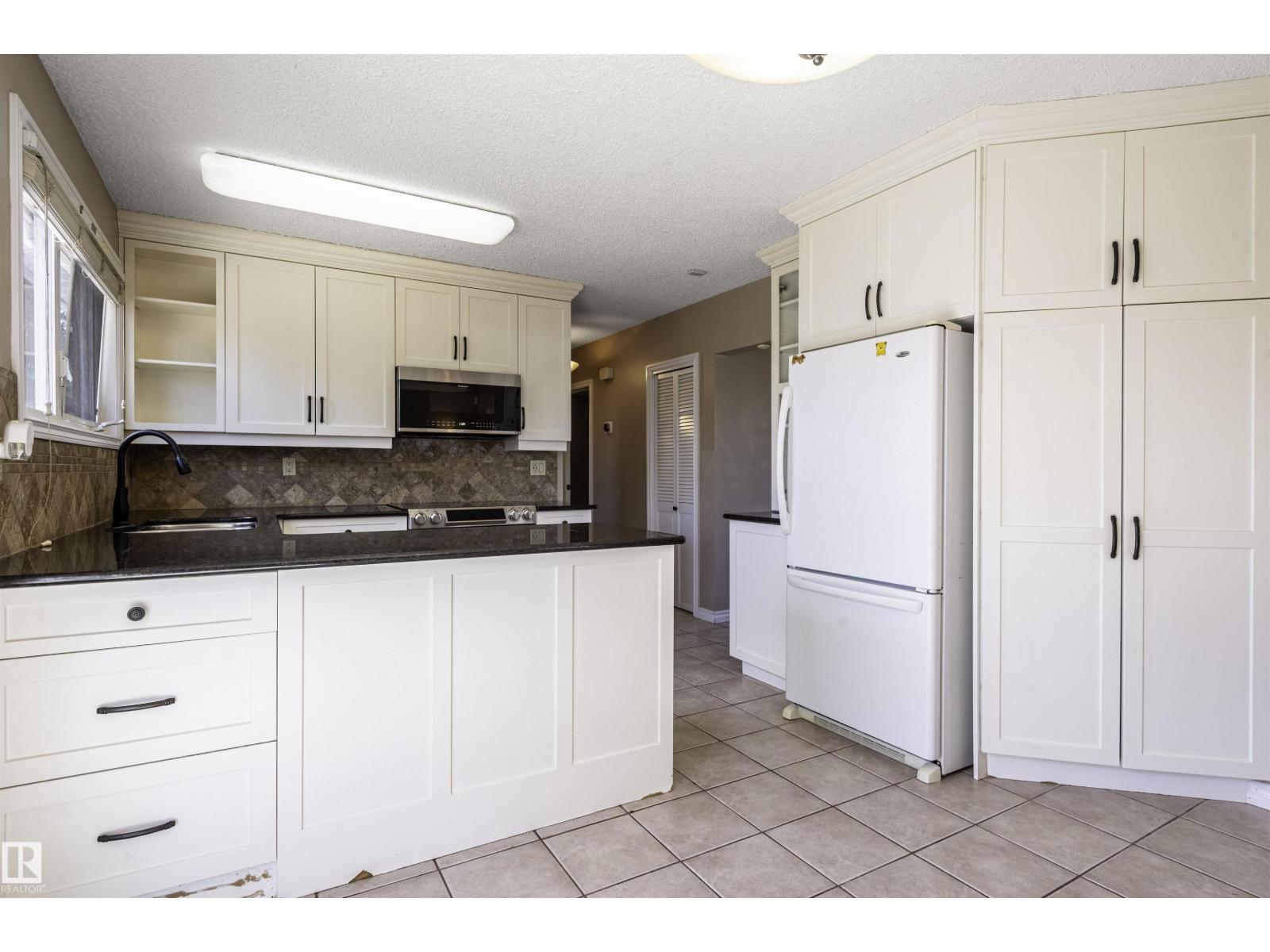 9331 52 ST NW - 17