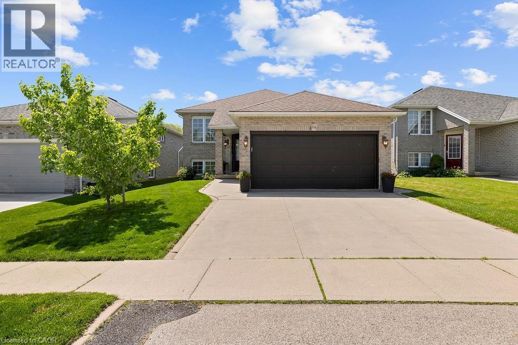 19 BREWSTER Way - 1
