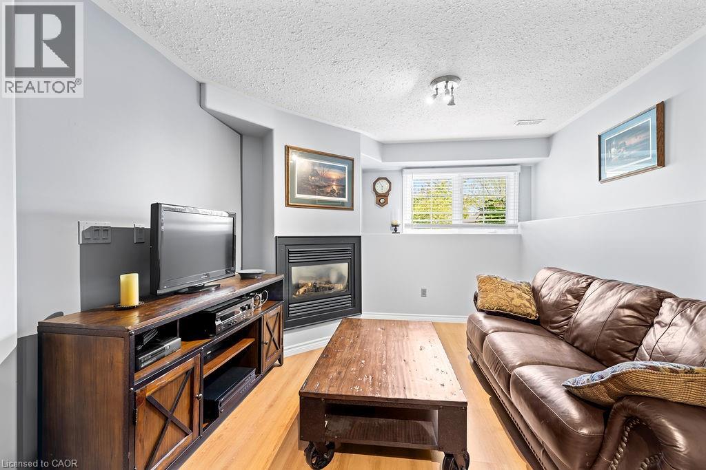 19 BREWSTER Way - 34