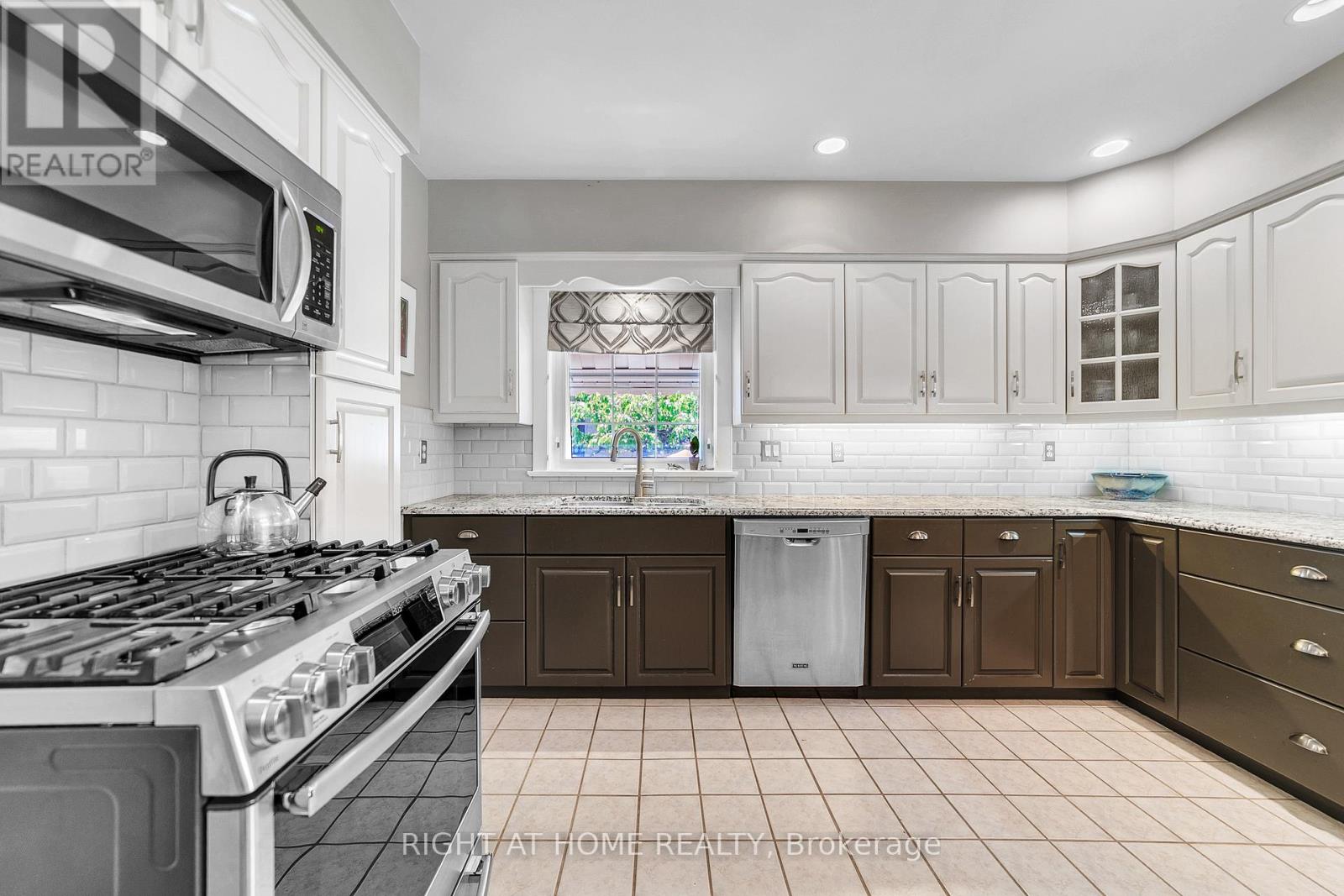 16 NELLES BOULEVARD - 21