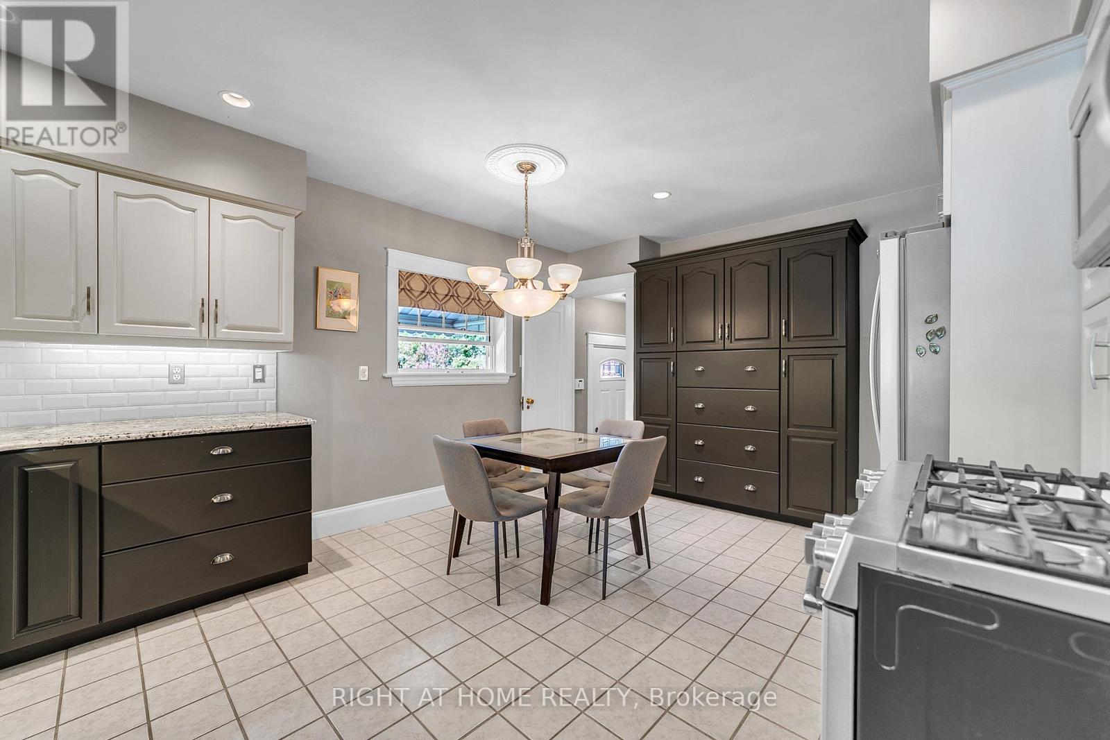 16 NELLES BOULEVARD - 23