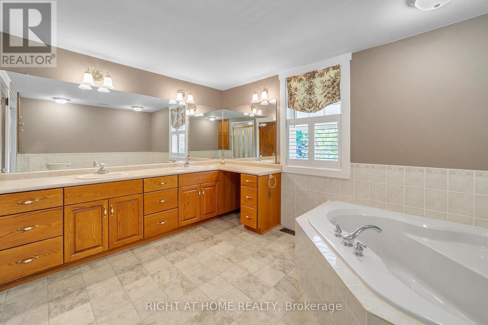 16 NELLES BOULEVARD - 28
