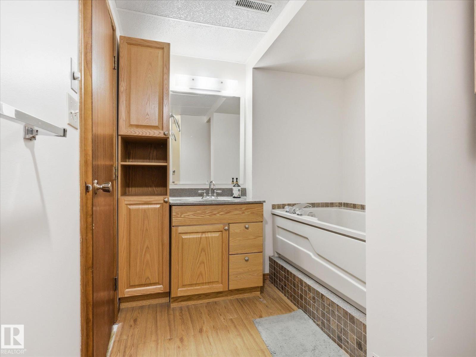 45 LORNE CR - 40
