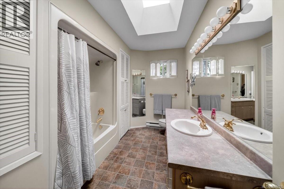 1567 Athlone Dr, Saanich