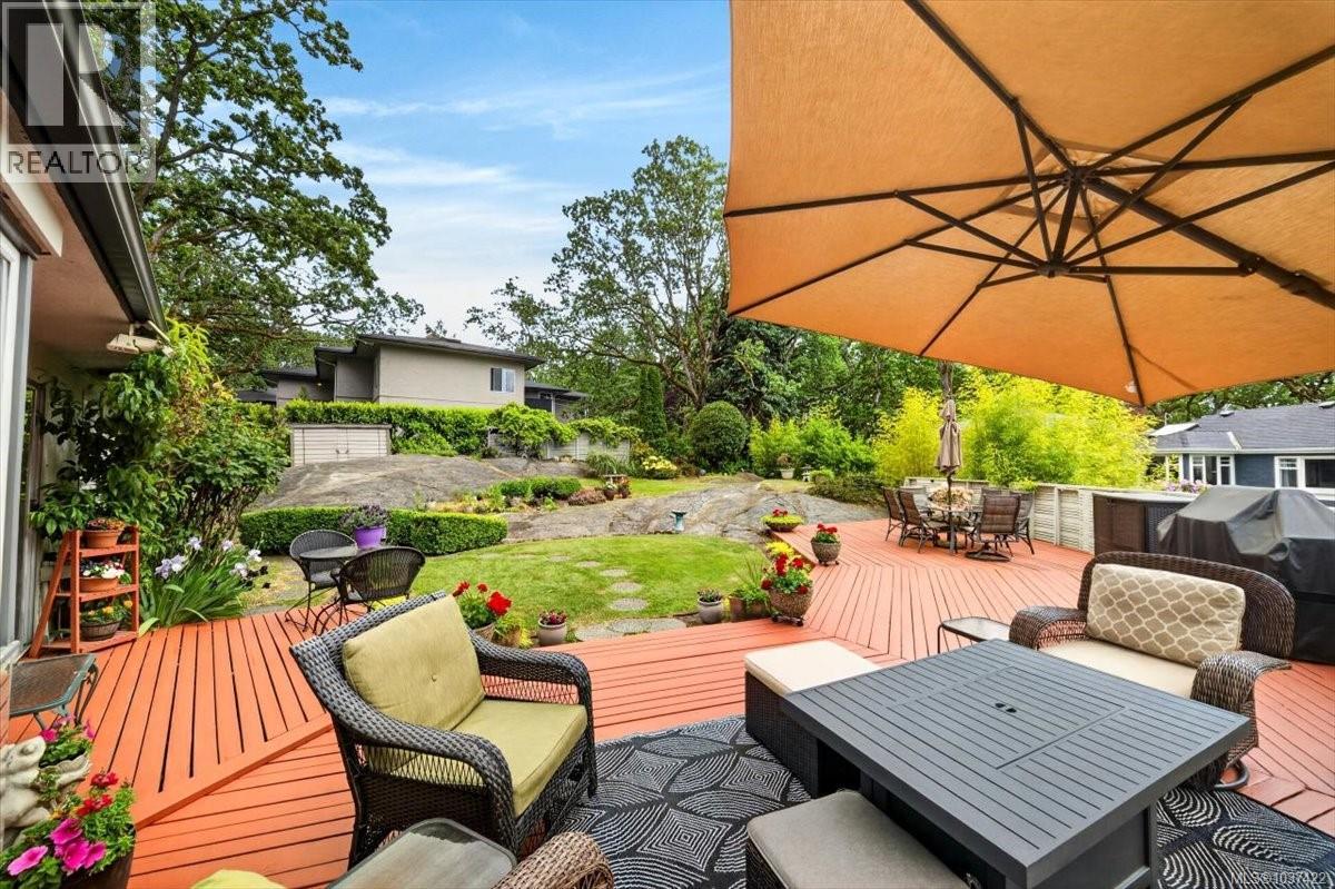 1567 Athlone Dr, Saanich