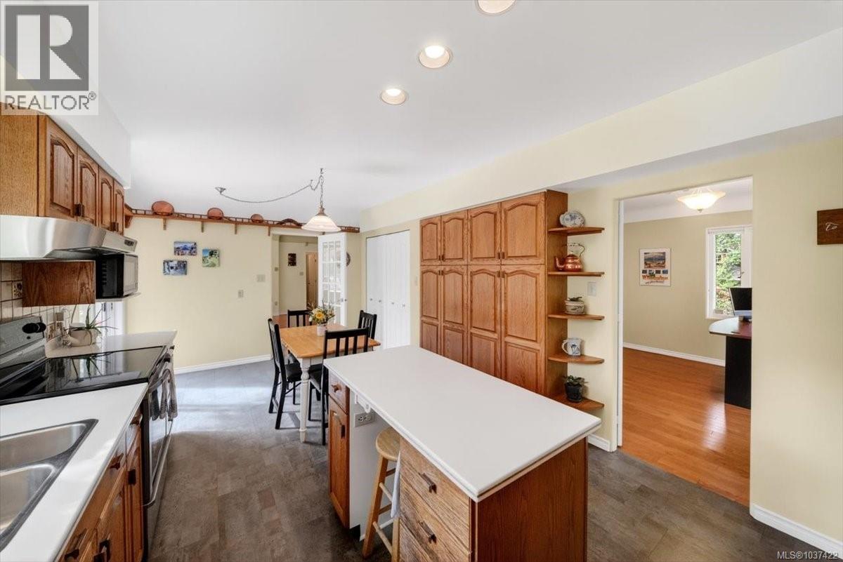 1567 Athlone Dr, Saanich