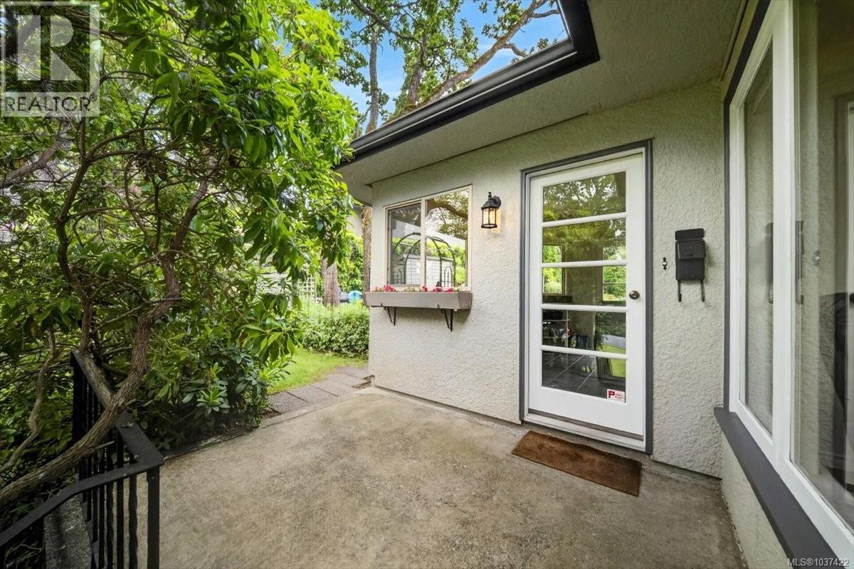 1567 Athlone Dr, Saanich