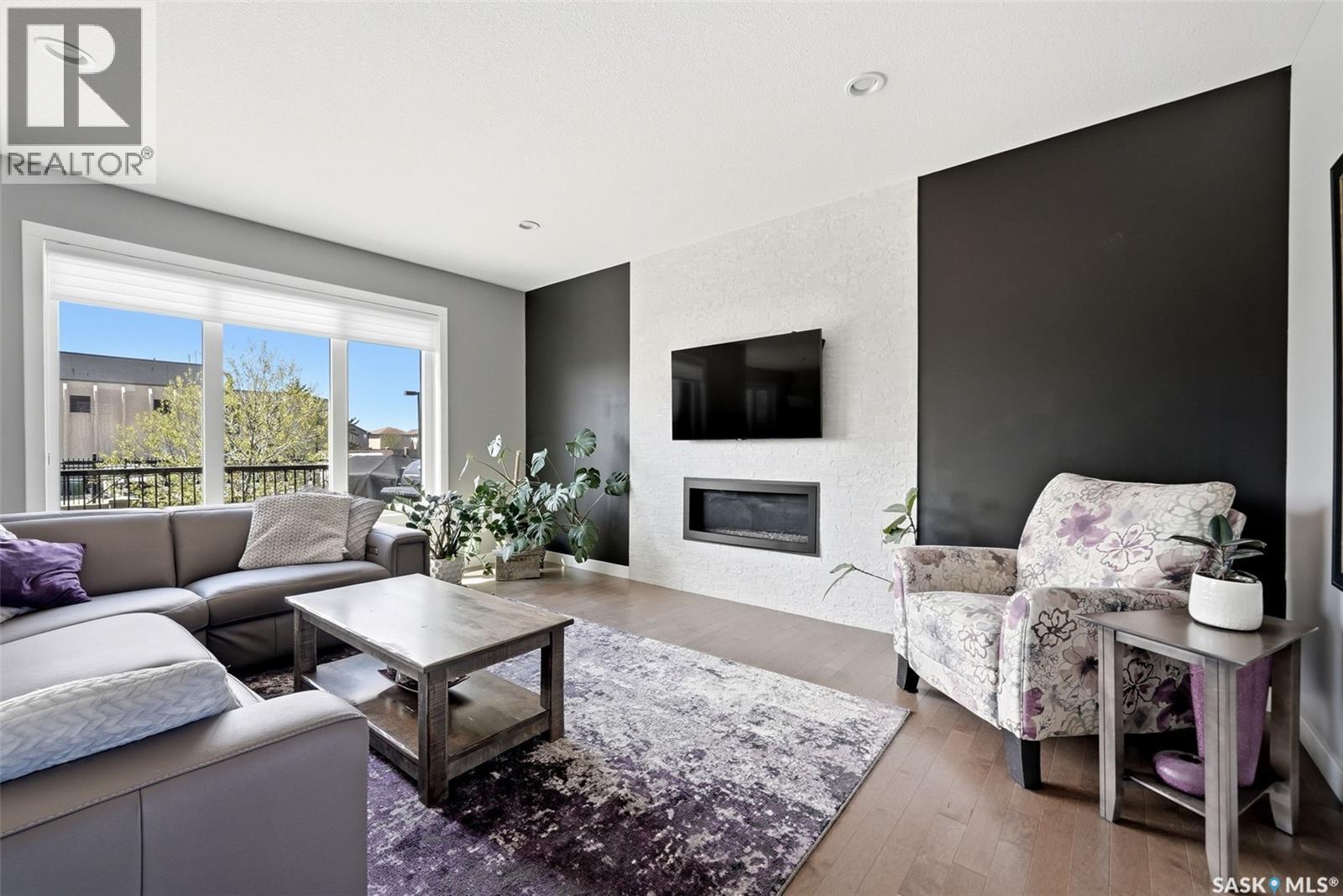 3930 Sandhill CRESCENT - 4
