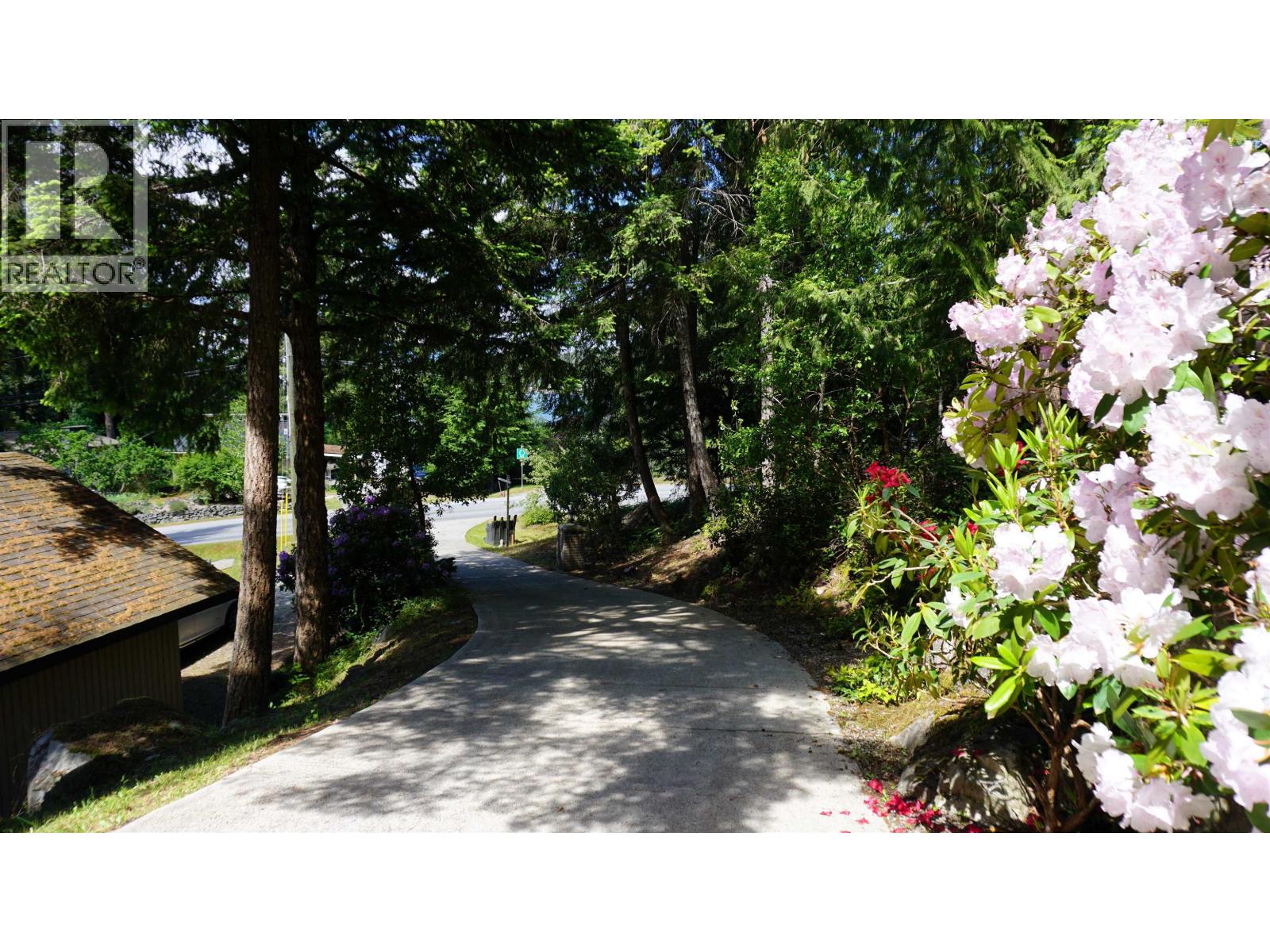 8846 REDROOFFS ROAD, Halfmoon Bay