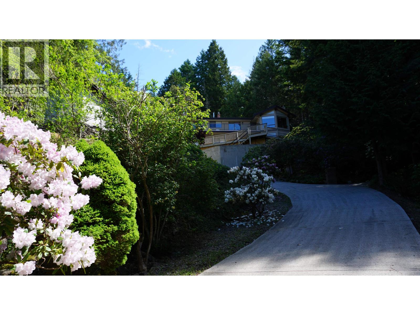 8846 REDROOFFS ROAD, Halfmoon Bay