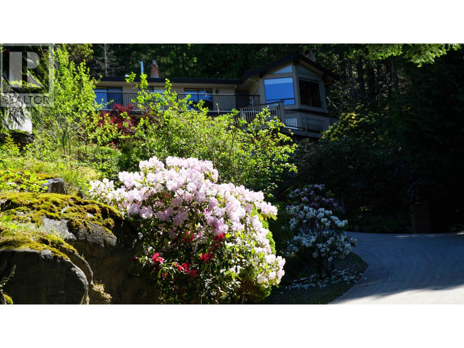 8846 REDROOFFS ROAD, Halfmoon Bay
