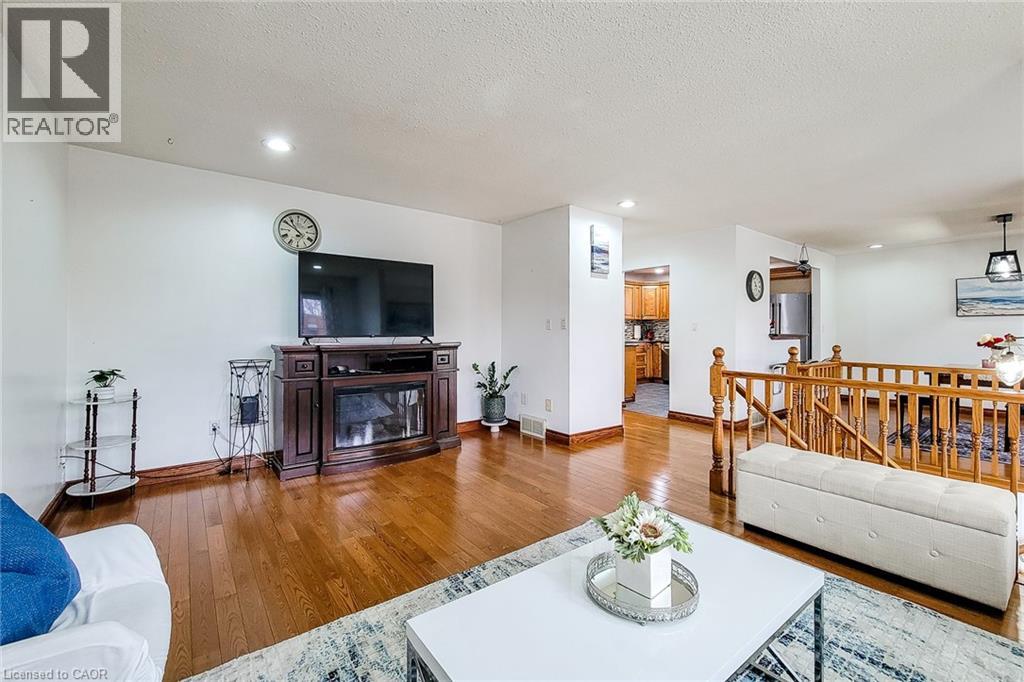 114 JUANITA Drive, Hamilton, Ontario, L9C2G3 — Photo 2