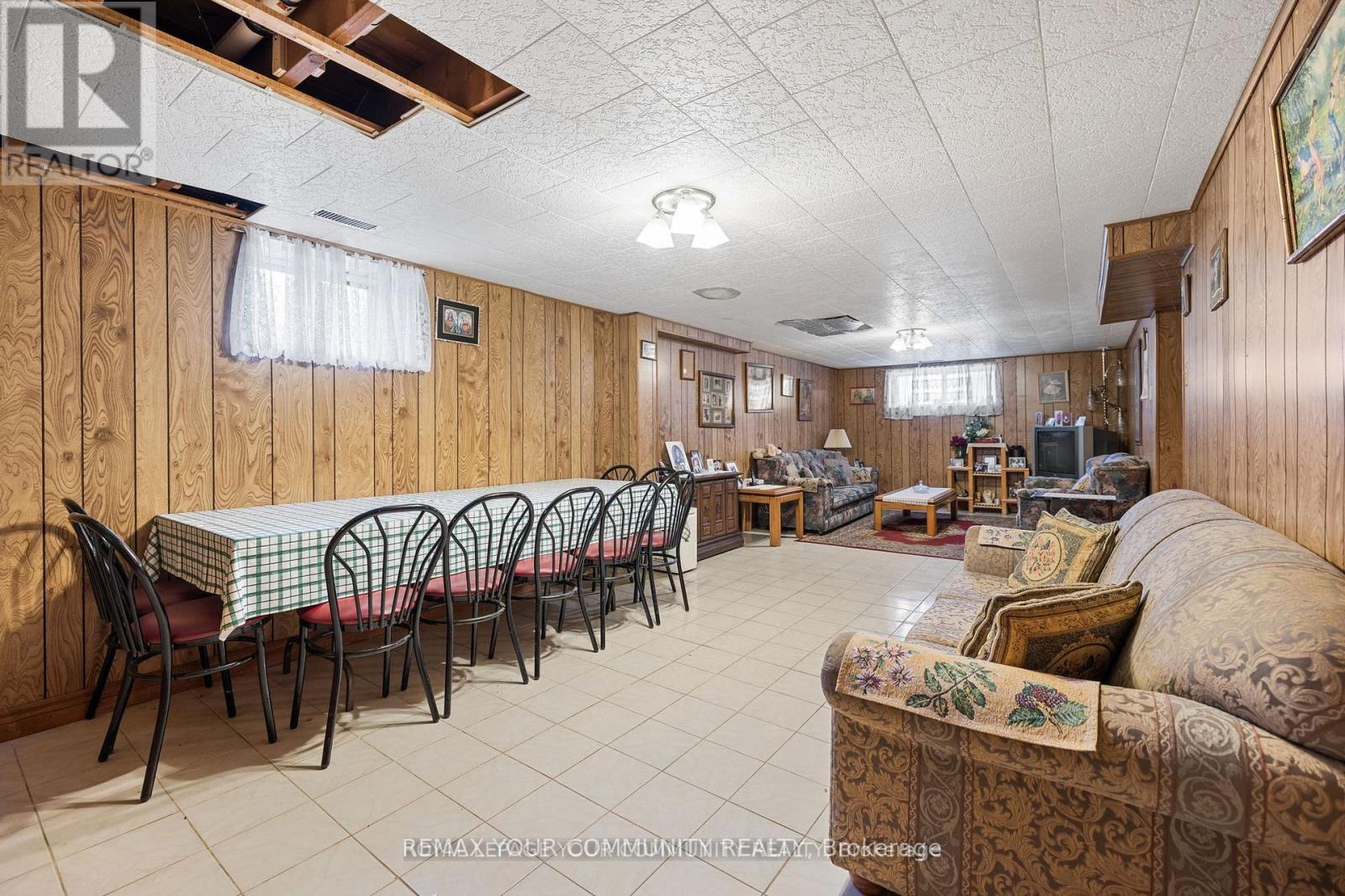 221 ELGIN MILLS ROAD W - 19