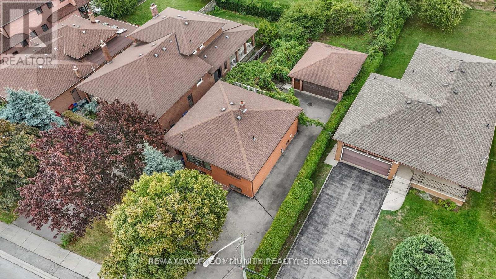 221 ELGIN MILLS ROAD W - 42