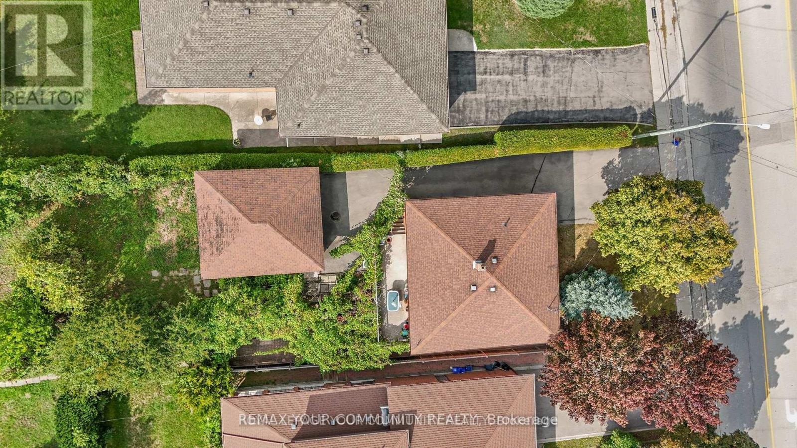 221 ELGIN MILLS ROAD W - 29