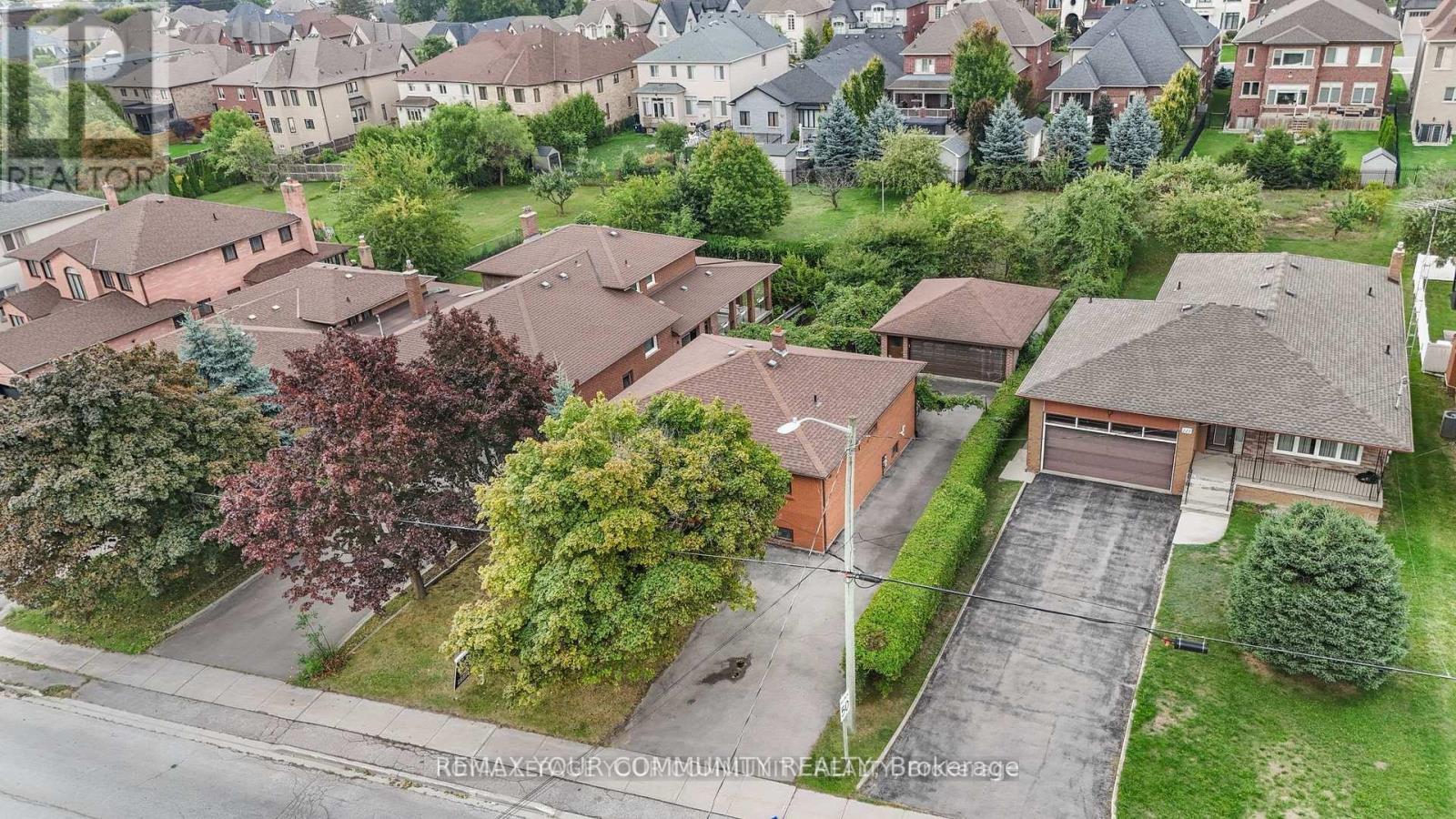 221 ELGIN MILLS ROAD W - 41