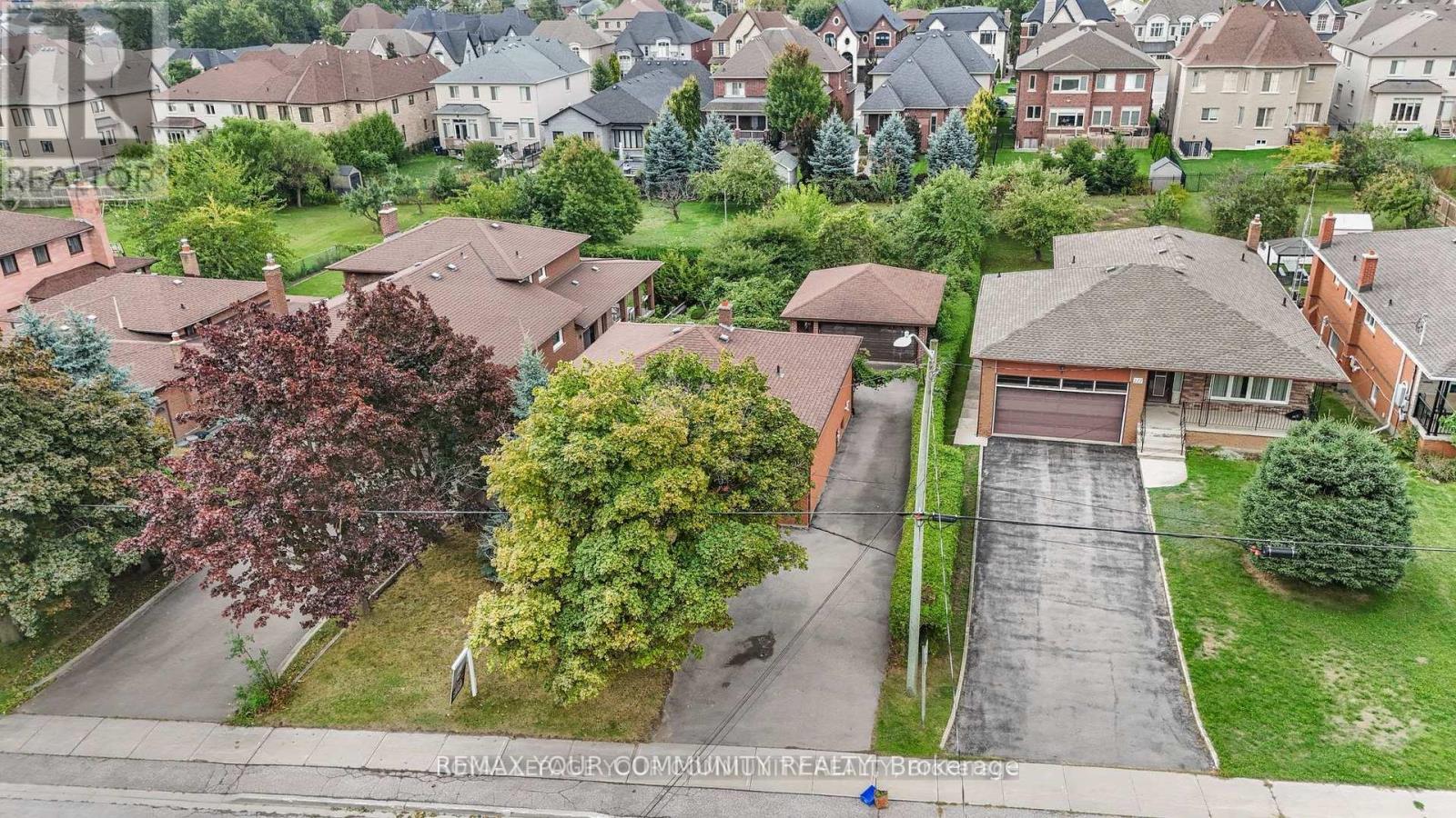 221 ELGIN MILLS ROAD W - 38