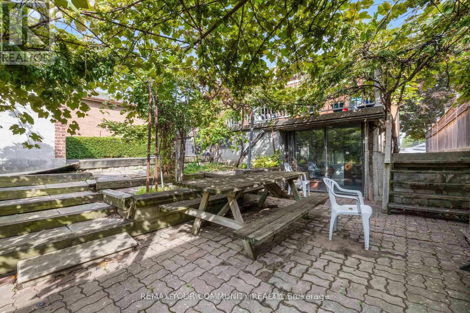 221 ELGIN MILLS ROAD W - 23