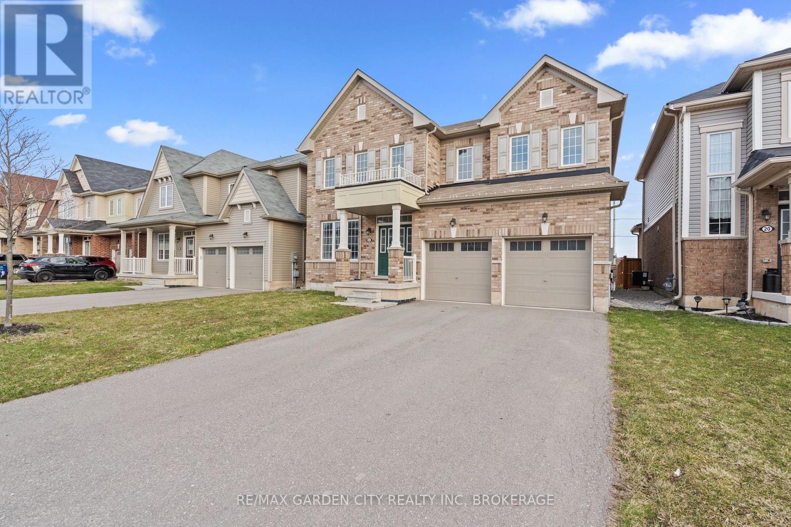 22 ESTHER CRESCENT - 3