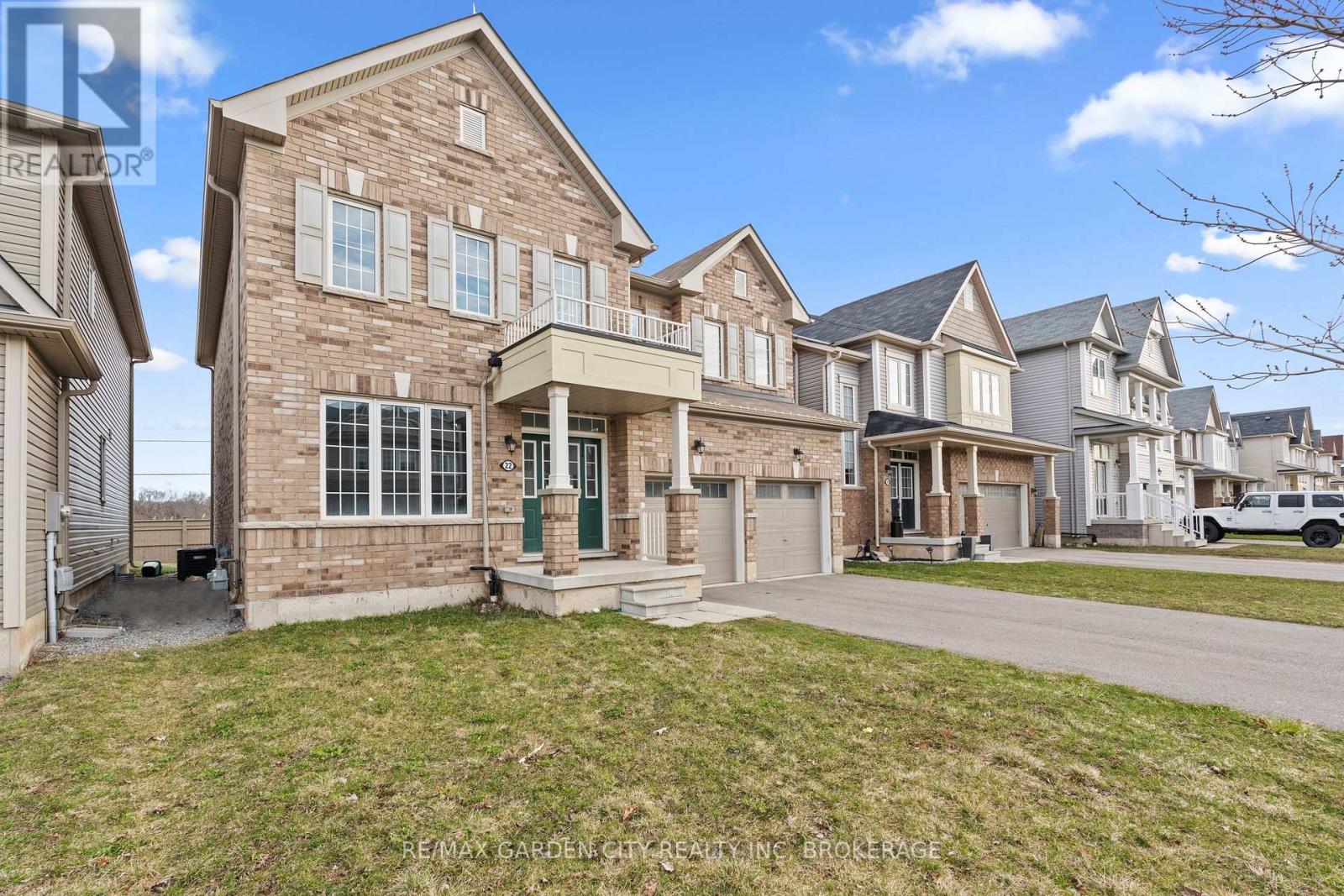 22 ESTHER CRESCENT - 4