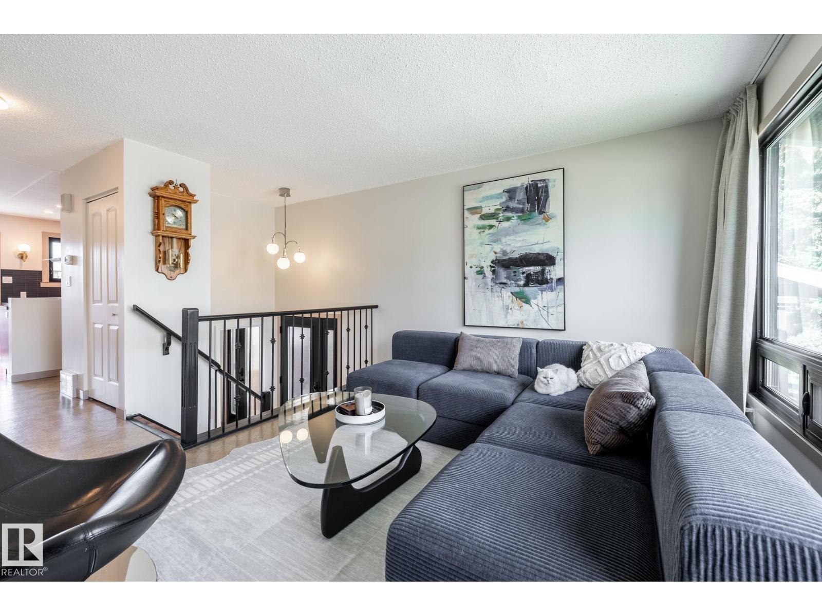 3615 43 AV NW - 19