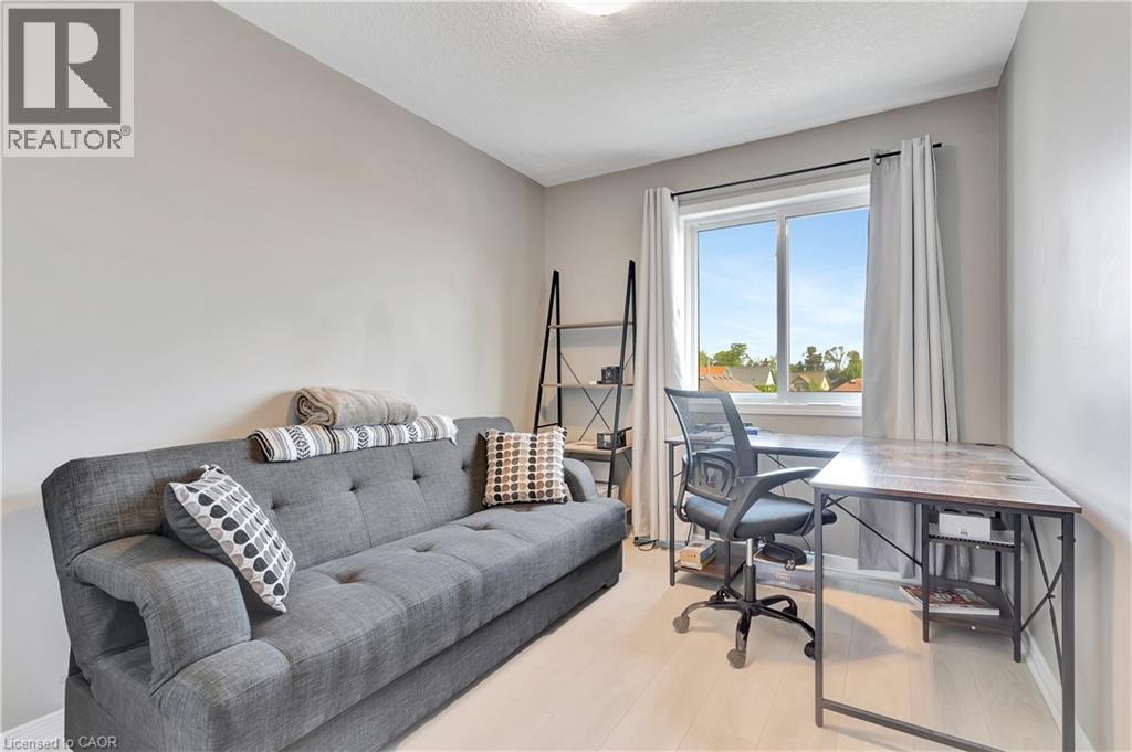 935 ZELLER Crescent, Kitchener, Ontario, N2A0C7 — Photo 3