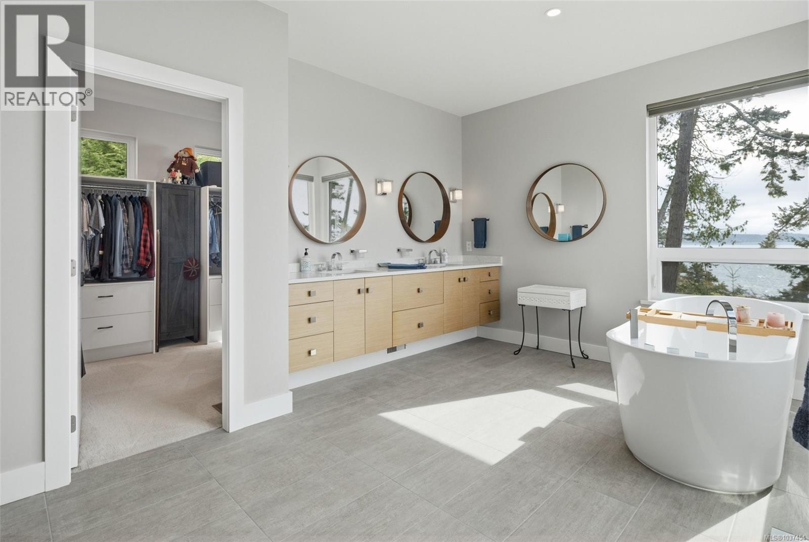 2480 Lighthouse Point Rd, Sooke