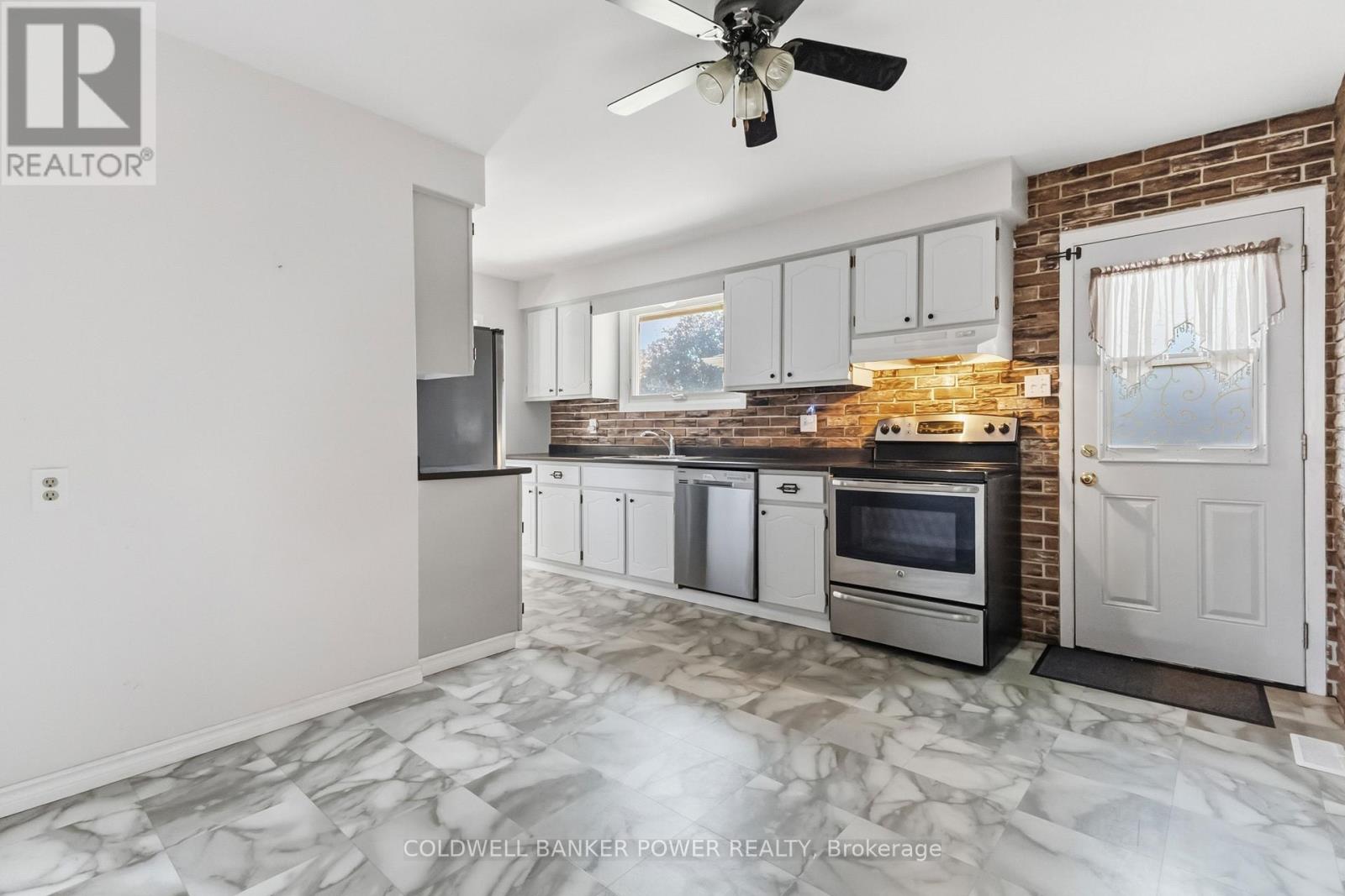 74 PATIENCE CRESCENT - 13